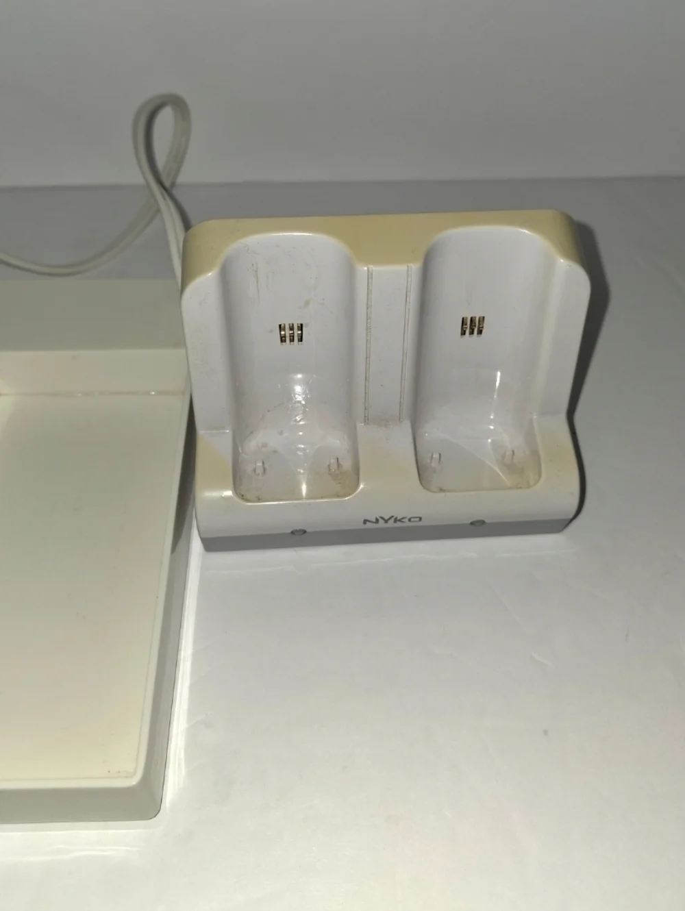 Vintage Nintendo Wii Charging Dock With Remote Charger Stand Tray Bundle